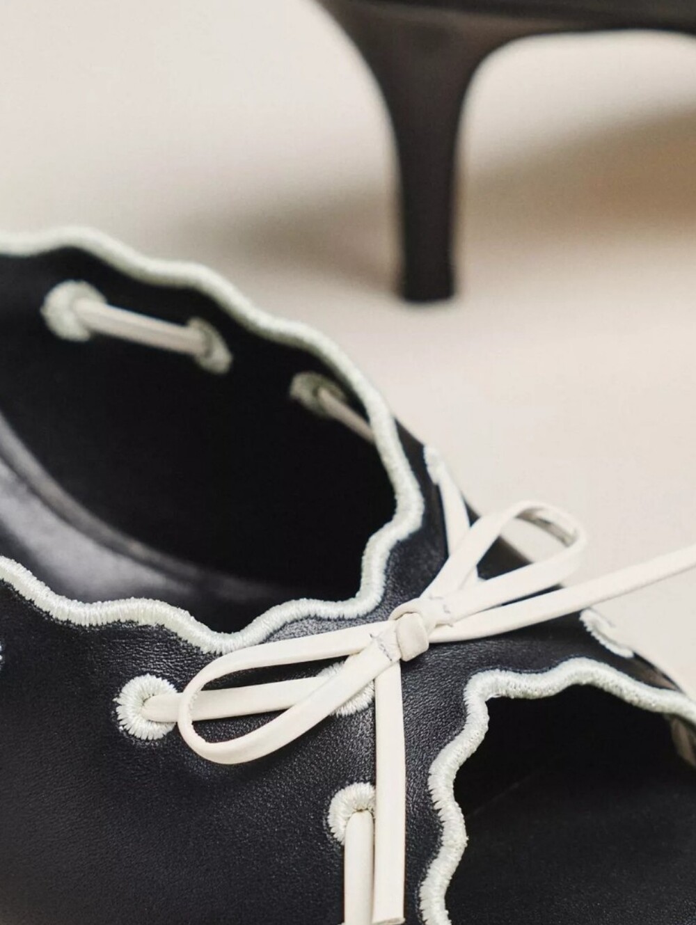 Mauve Black Open-Toe Mules with White Trim and Bow Anthropologie - Picture 3 of 3